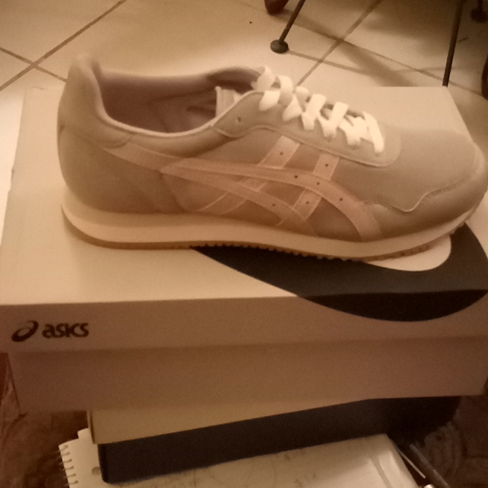 Athletic shoes